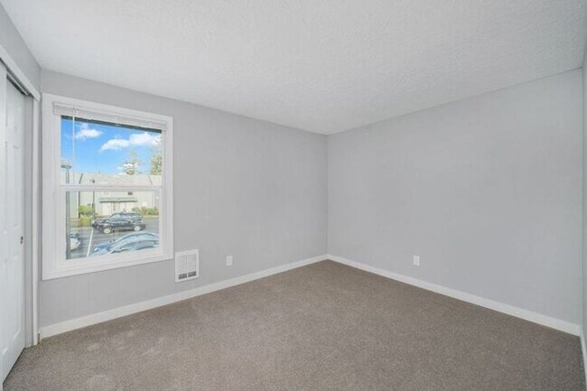 Building Photo - 2 bedroom unit. Pets OK! Lots of upgrades! Full size washer and dryer in every unit!!