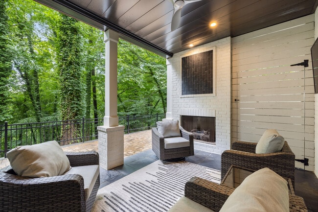 Building Photo - 306 Pinecrest Rd NE