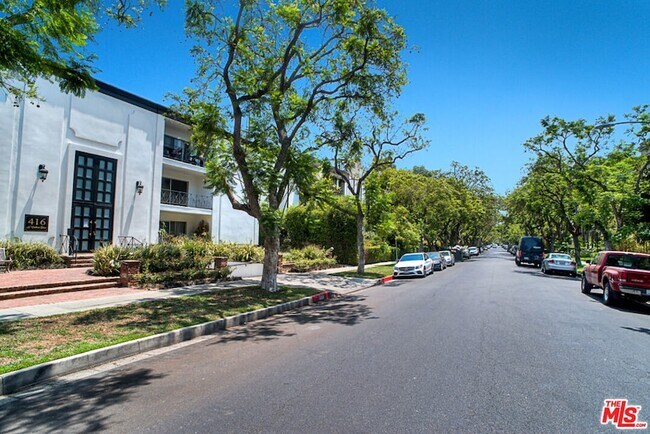 Building Photo - 416 N Oakhurst Dr