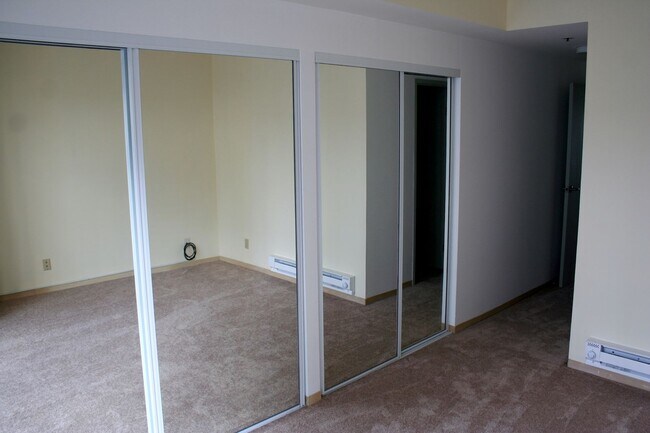 Building Photo - Beautiful 2 BR 2BA 2 story condo with laun...