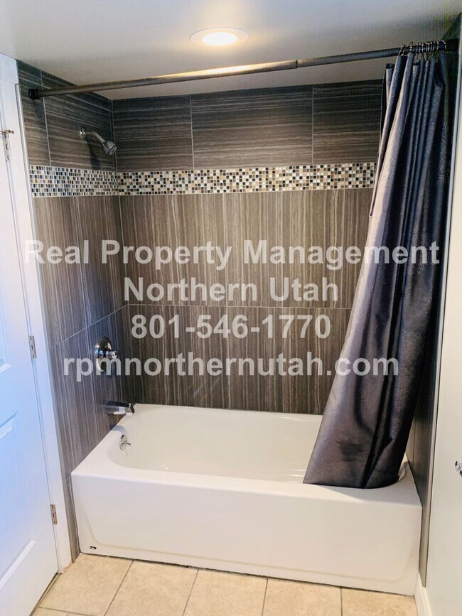 Building Photo - Beautiful 4 Bed 2 Bath Ogden Home Coming S...