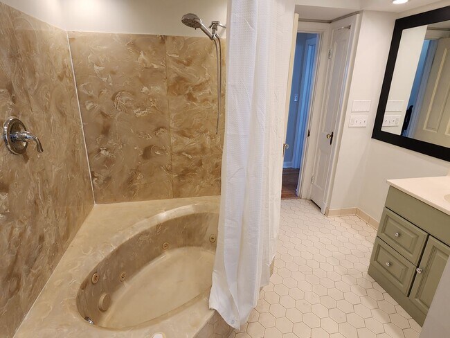 Building Photo - Shorewood 2 bedroom upper