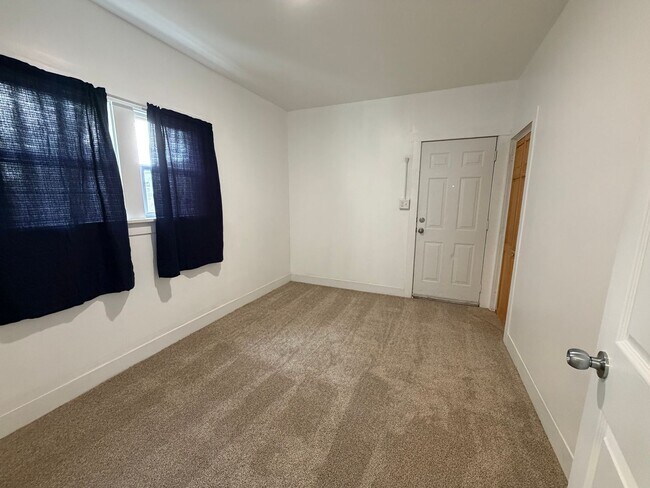 Building Photo - 4 Bedroom updated home in Grand Rapids