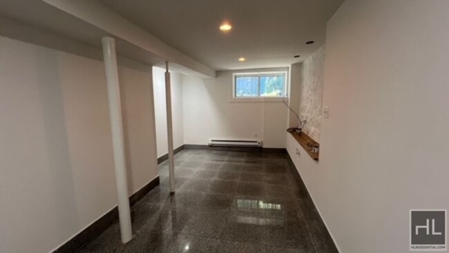 Building Photo - NEWLY RENOVATED BEAUTIFUL 2 BEDROOMS WITH ...