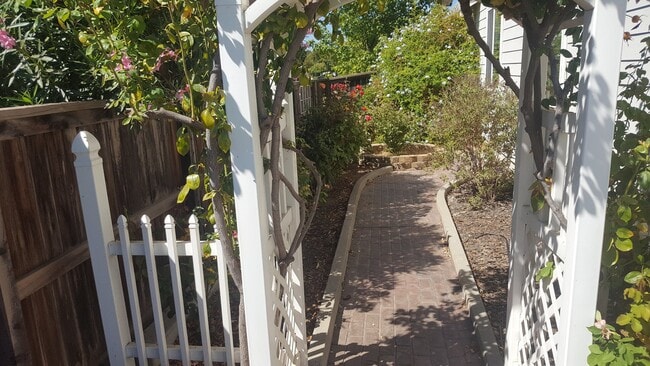 Building Photo - 4 Bedroom Home