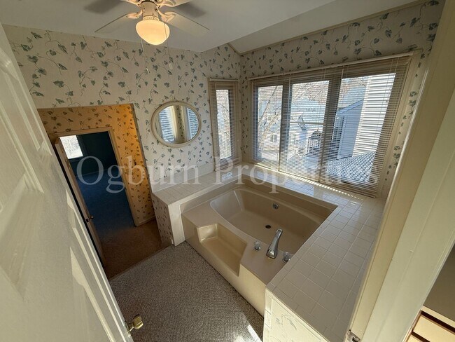 Building Photo - 711-D Marshall St-1BR/1BA Third Floor Condo, Near Old Salem