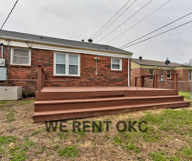 Building Photo - 207 E Marshall Dr