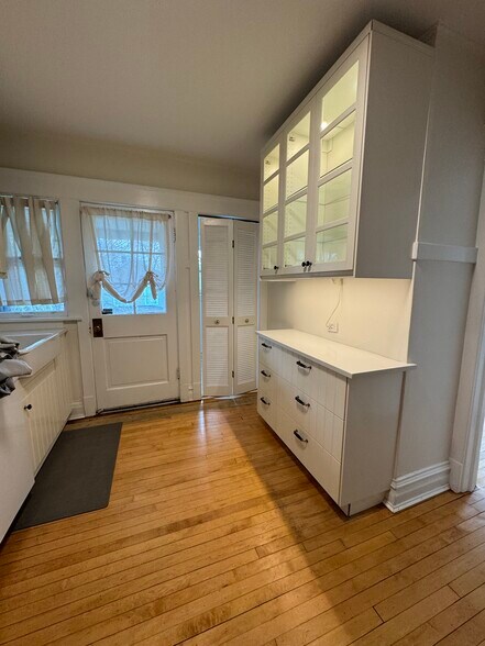 Lighted cabinet kitchen - 878 Ash St