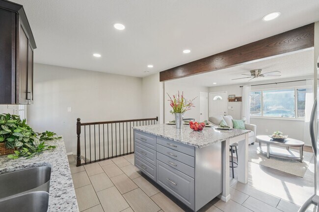 Building Photo - 4 Bed Beauty on West Side!