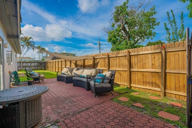 Building Photo - 6824 SW 5th St