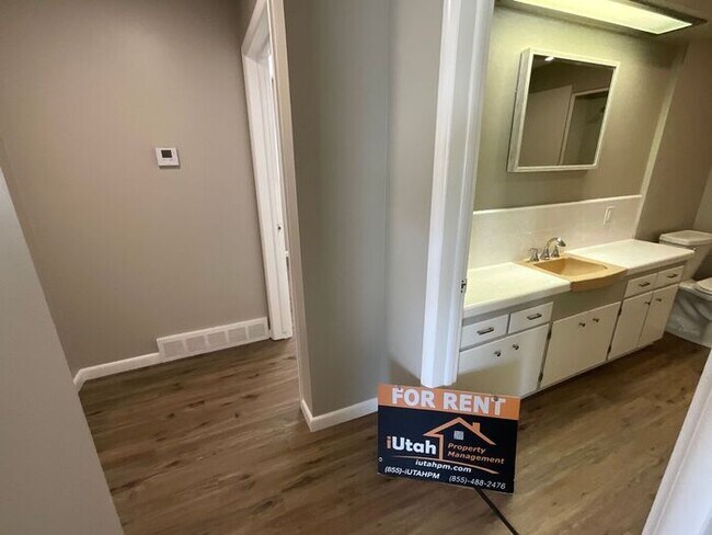 Building Photo - 3 bdrm 2 bath Home 2 car Garage small dog ...
