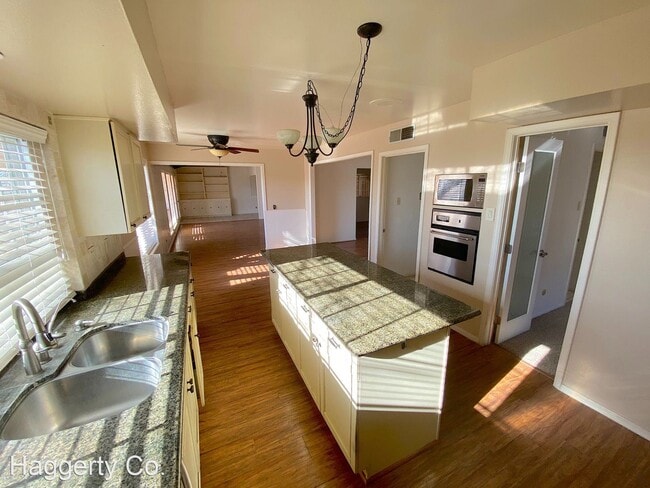 Building Photo - 3 br, 3 bath House - 5809 Vista Clara