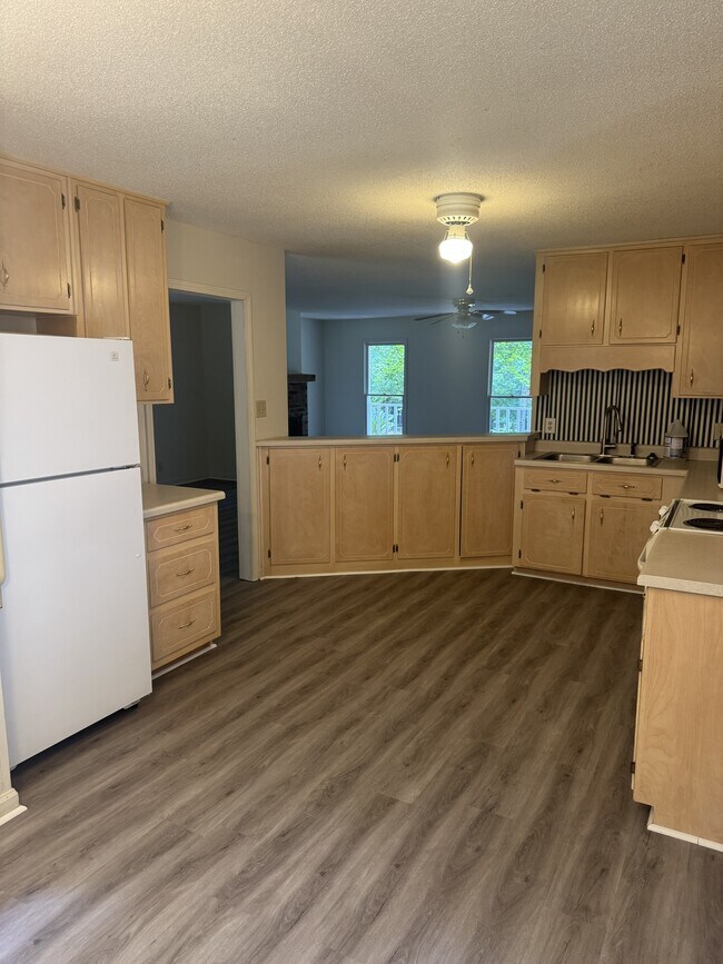 Building Photo - 112 Oak Leaf Cir