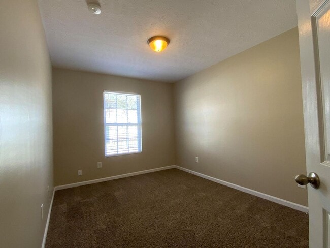 Building Photo - Brentwood Townhome For Lease