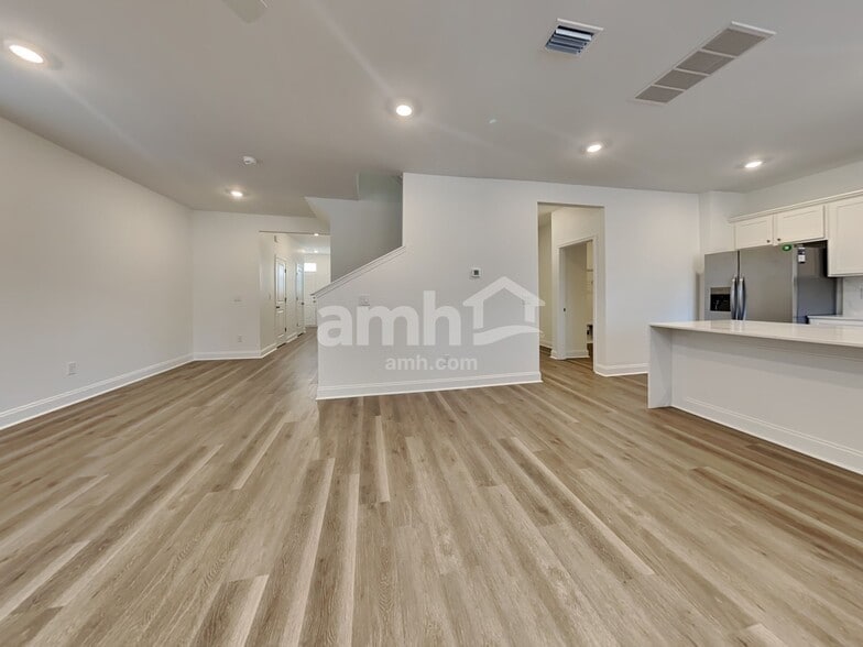 Building Photo - 110 Trevino Dr