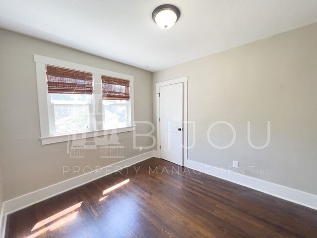 Building Photo - Downtown Bungalow with Large backyard