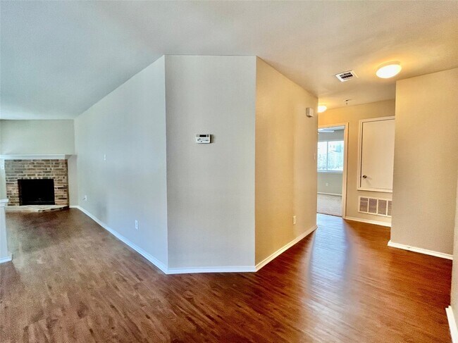 Building Photo - 2200 Lookout Ln