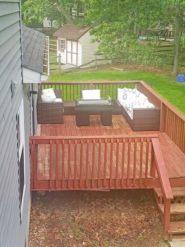 Building Photo - Charming 3-Bedroom, 2.5 Bath SFH with Fron...