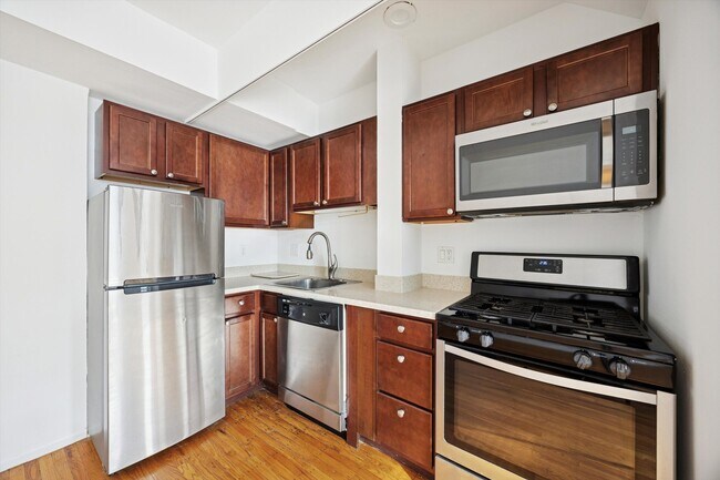 Building Photo - 319 S 10th St