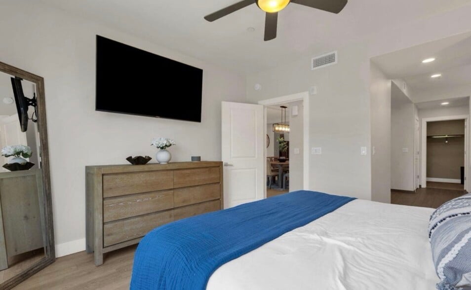 Building Photo - 4803 N Woodmere Fairway