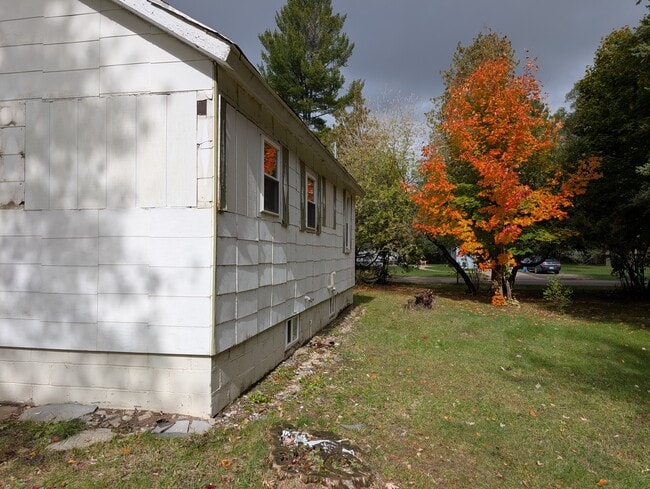 Building Photo - 415 S Silverleaf St