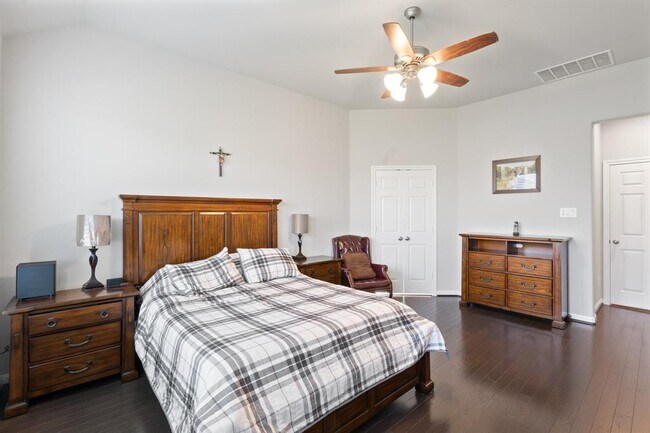 Building Photo - 515 Round Lake Dr