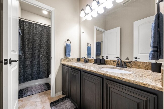 Building Photo - Fully Furnished Home in South Grand Prairi...