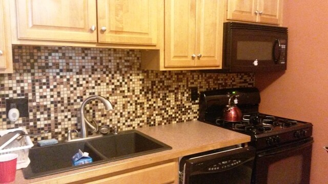 Kitchen - 940 Greenfield Ave