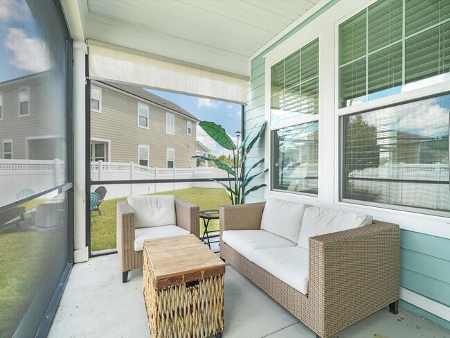 Building Photo - Resort-Style Living in a Spacious 4-Bedroo...