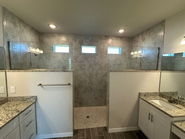 Building Photo - NW Cape Coral Home 4 Bedroom/ 2 Bath/ 3 Ca...