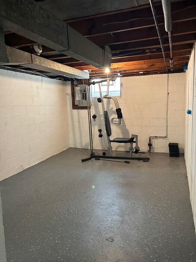 Building Photo - Spacious 3-Bedroom, 2-Bath House in South Euclid
