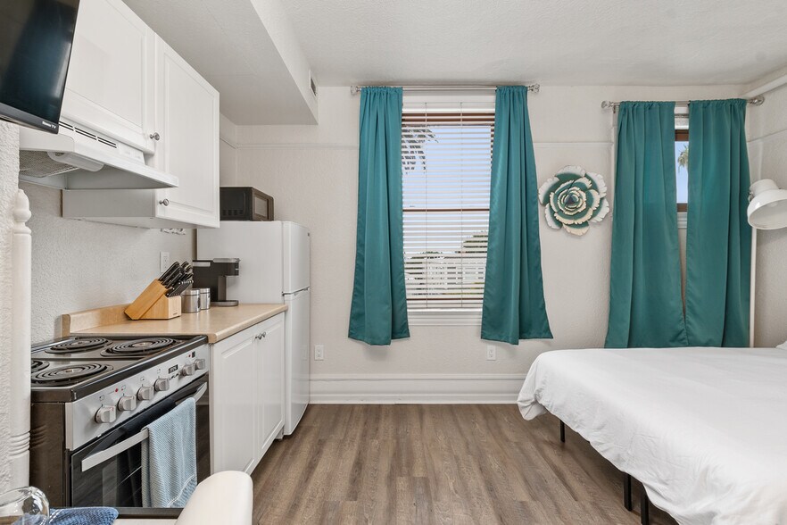 Building Photo - 2121 1st Ave