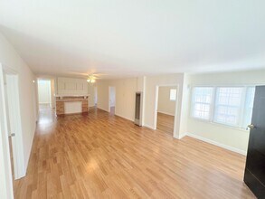 Building Photo - 5 bedrooms, 1.5 baths with parking off Sun...