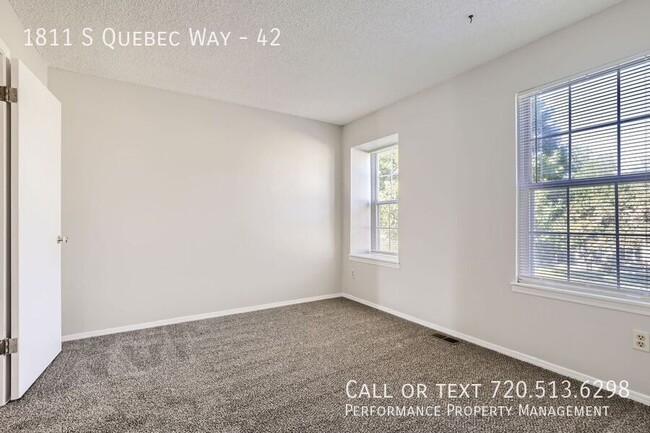 Building Photo - Freshly updated 2 Bed Townhome