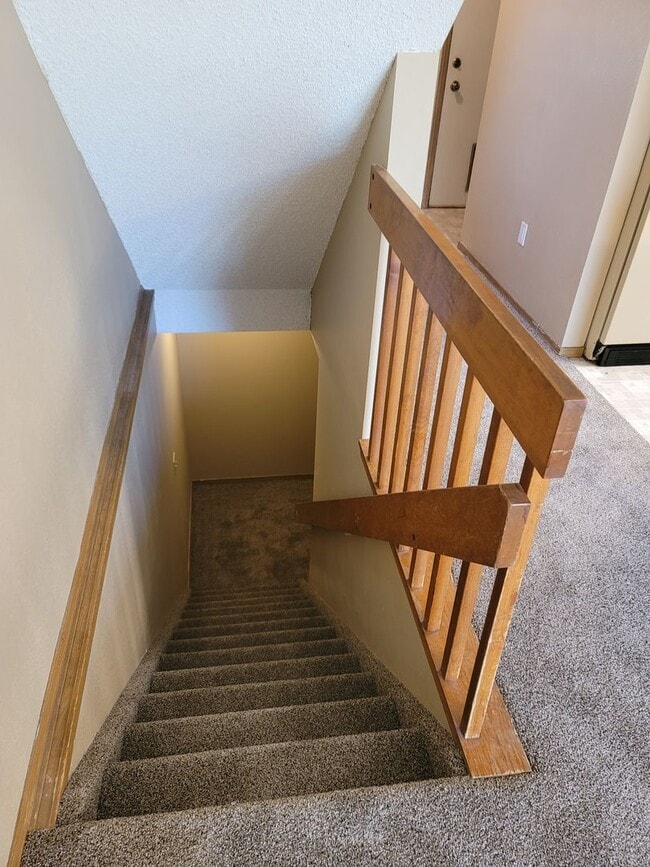 Building Photo - Great Townhome in a Gated Community