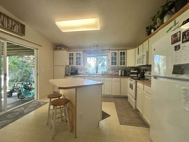 Building Photo - 3 bed 2 bath home in a great neighborhood