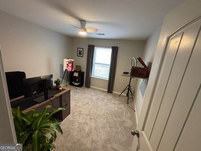 Building Photo - 518 Tulip Ln