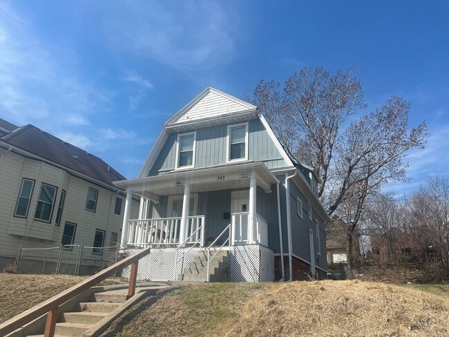 Building Photo - 3 BR House available in June