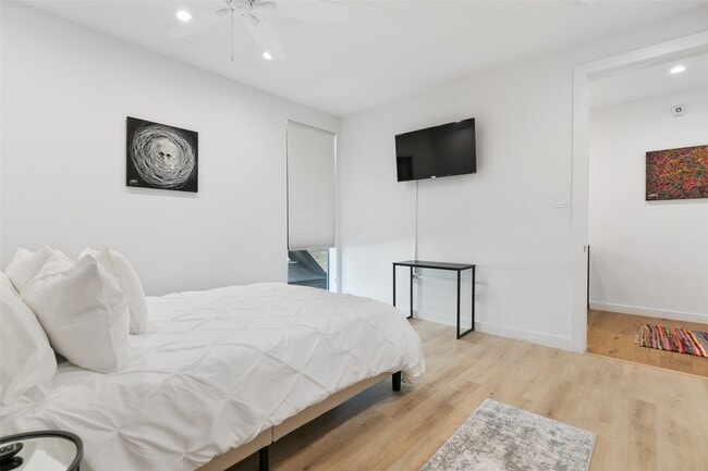 Building Photo - 4305 Roseland Ave