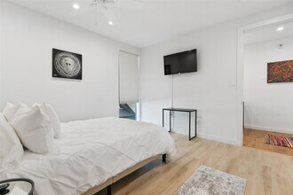 Building Photo - 4305 Roseland Ave