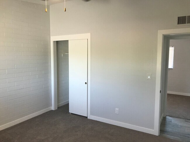 Building Photo - 3 bedroom updated Townhome