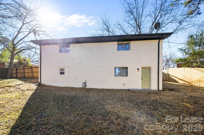 Building Photo - 801 Davenport St