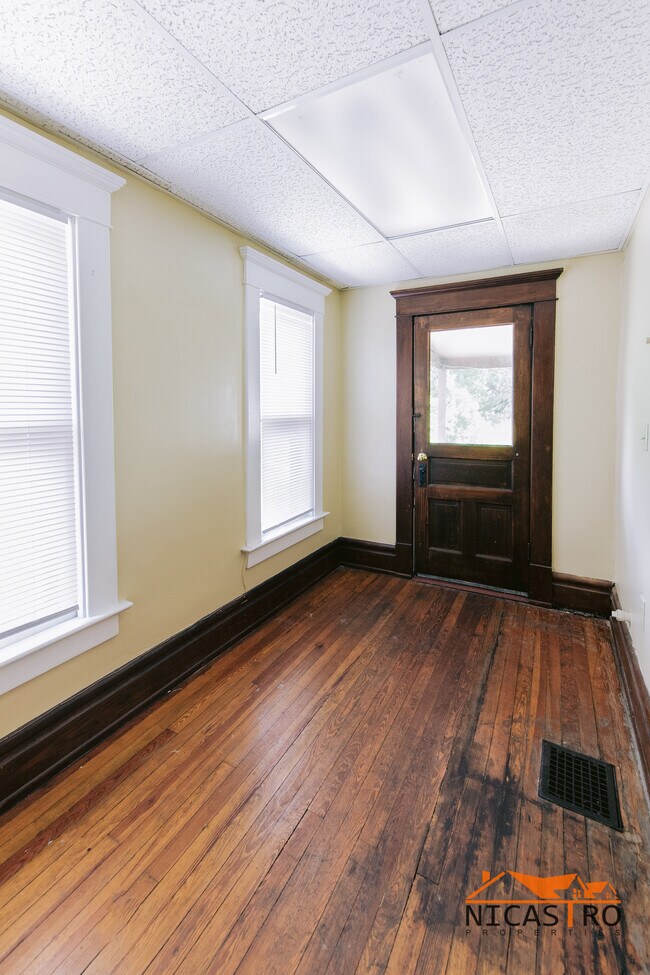 Building Photo - 2064 Indianola Ave