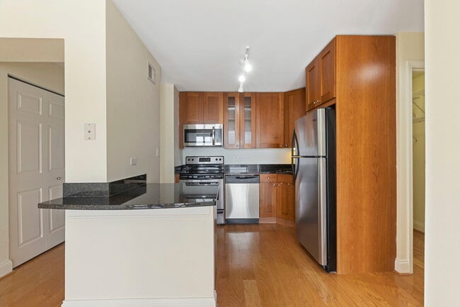 Building Photo - 450 W Briar Pl