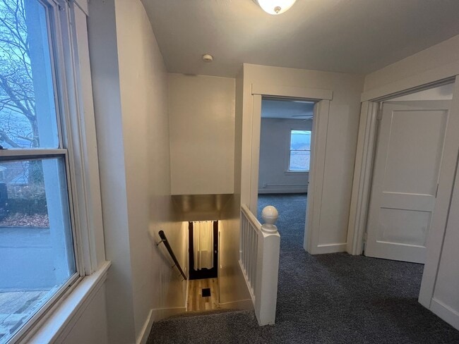 Building Photo - Updated 2.5 Bedroom/ 1 Bath in Troy Hill