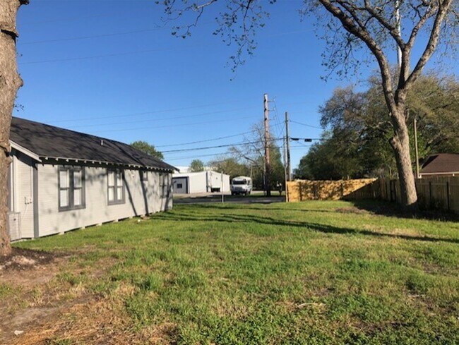 Building Photo - 3022 School St