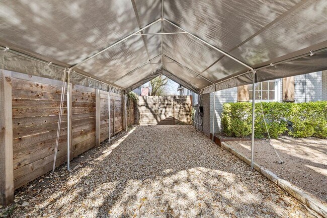 Building Photo - 1318 Bonham Terrace