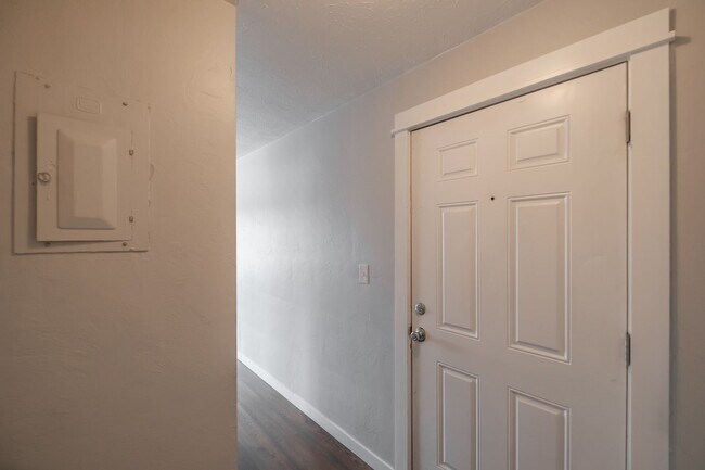 Building Photo - Comfortable 1 Bed, 1 Bath Second Floor Apartment Near Downtown Albany!