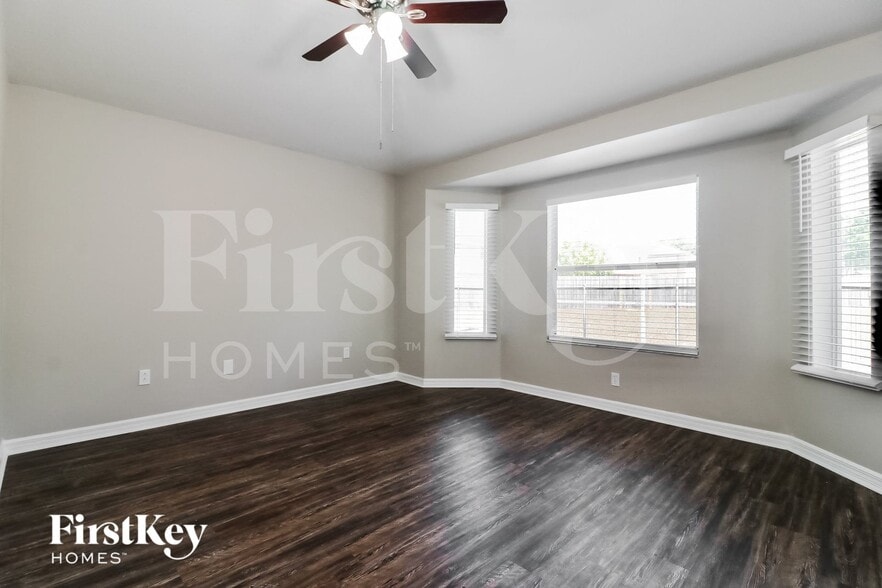 Building Photo - 905 Lake Shore Ranch Dr