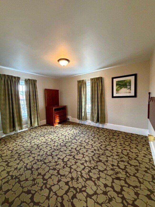 Building Photo - 3 bedroom 2 bed available NOW!